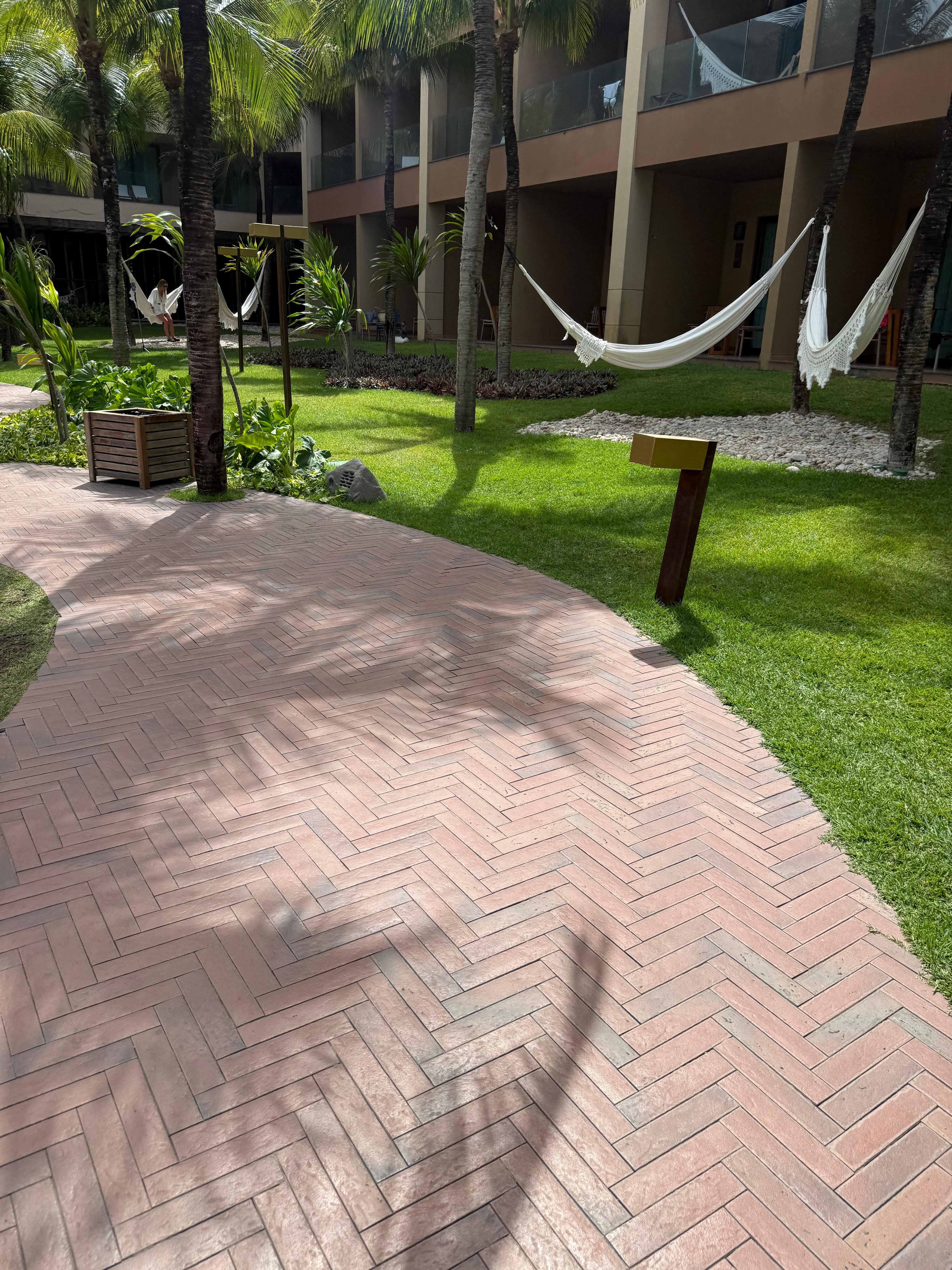 Redes espalhadas pela área da piscina 