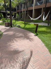 Redes espalhadas pela área da piscina