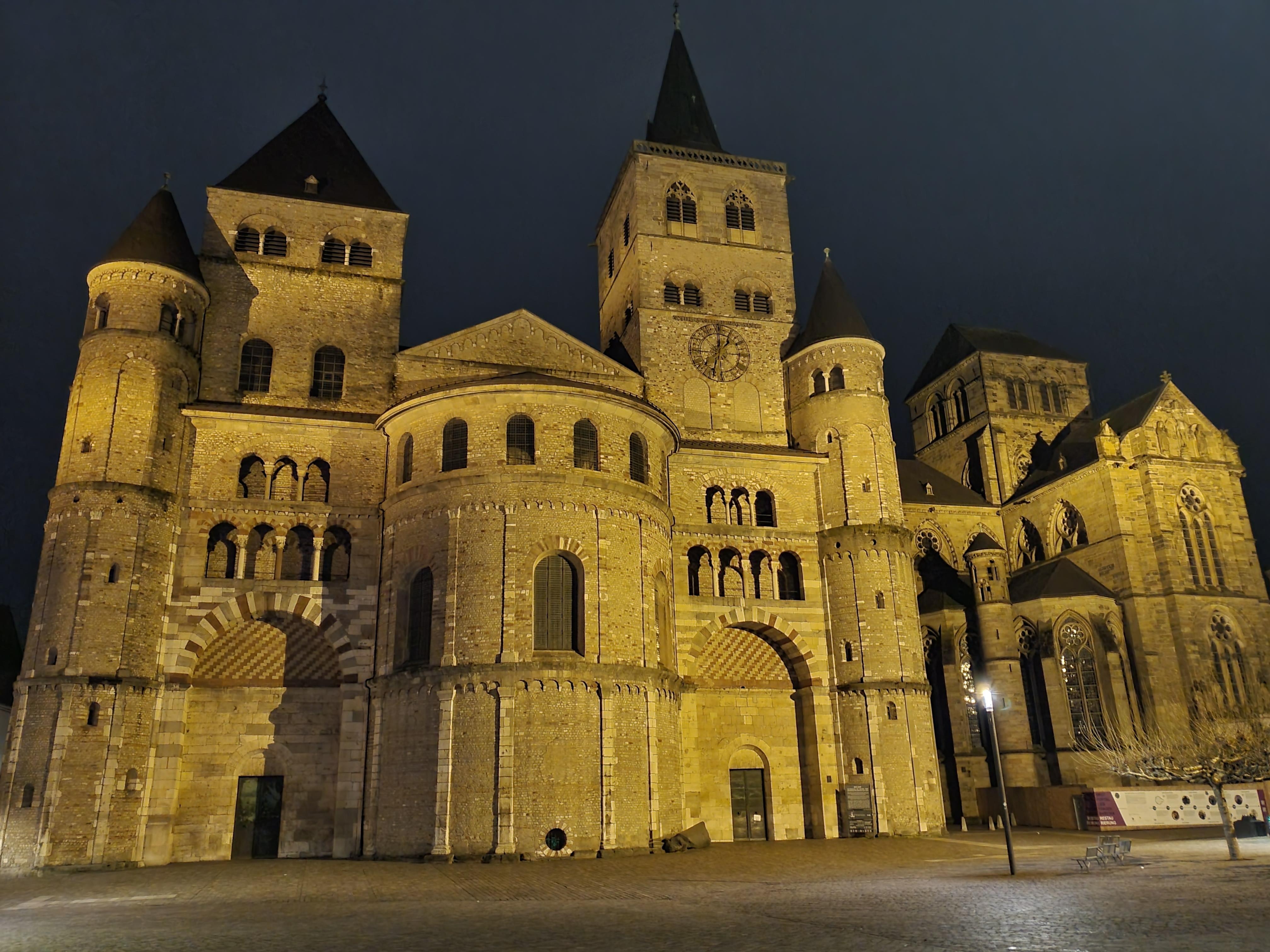 Cathedral at night
Dom bei Nacht