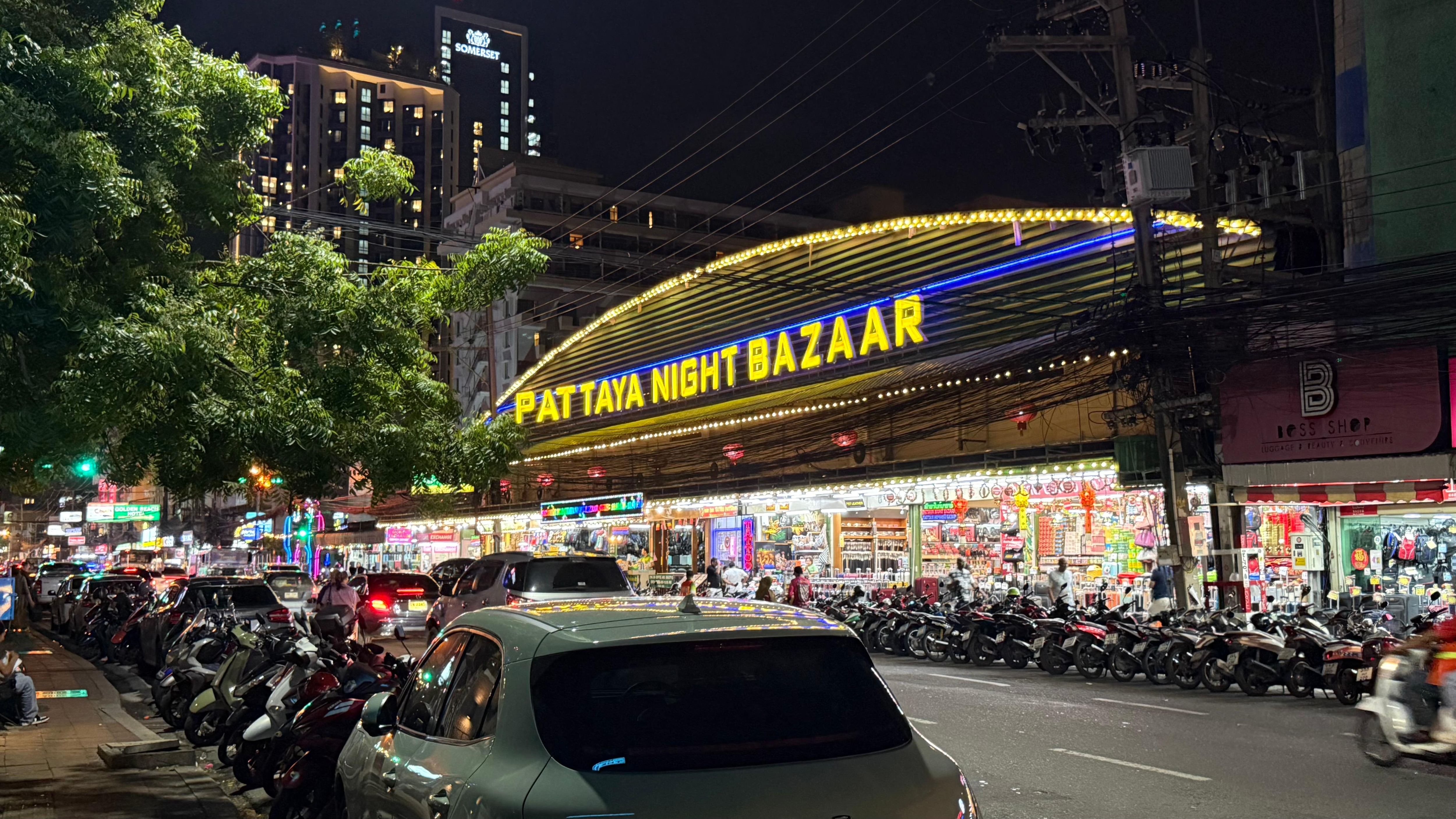 コンドミニアム前のナイトバザール