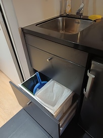 L espace serait mieux utilisé pour les ustensiles et la poubelle a l extérieur