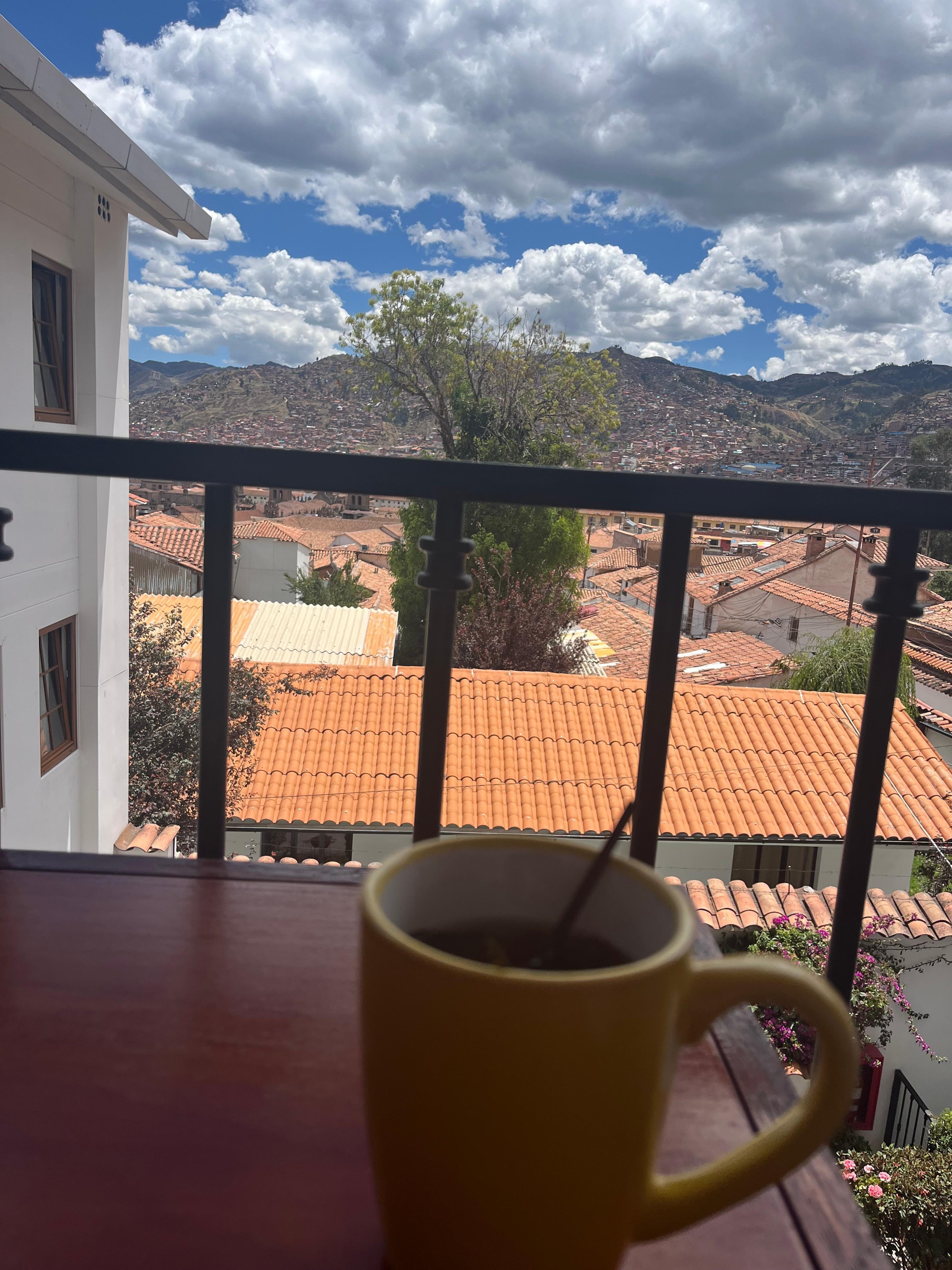 Terraza a la salida de tu habitación con vistas y butacas y mesas para tomar una infusión. 