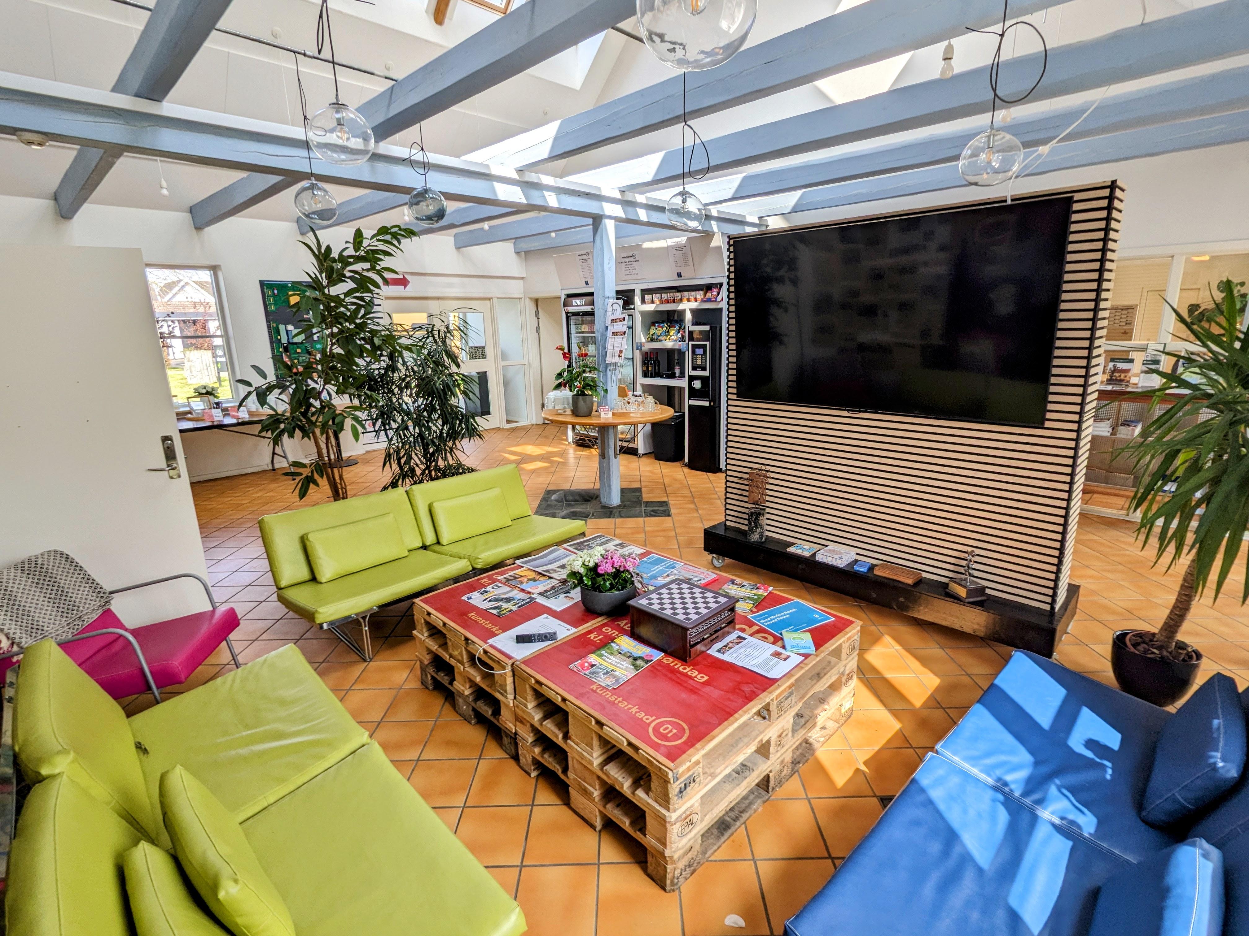 Nexø Hostel nye Café område. Med tv, spil, aviser, magasiner, og tá selv betjening af godt udvalg. Hyggeligt.   