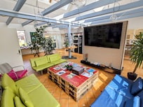 Nexø Hostel nye Café område. Med tv, spil, aviser, magasiner, og tá selv betjening af godt udvalg. Hyggeligt.