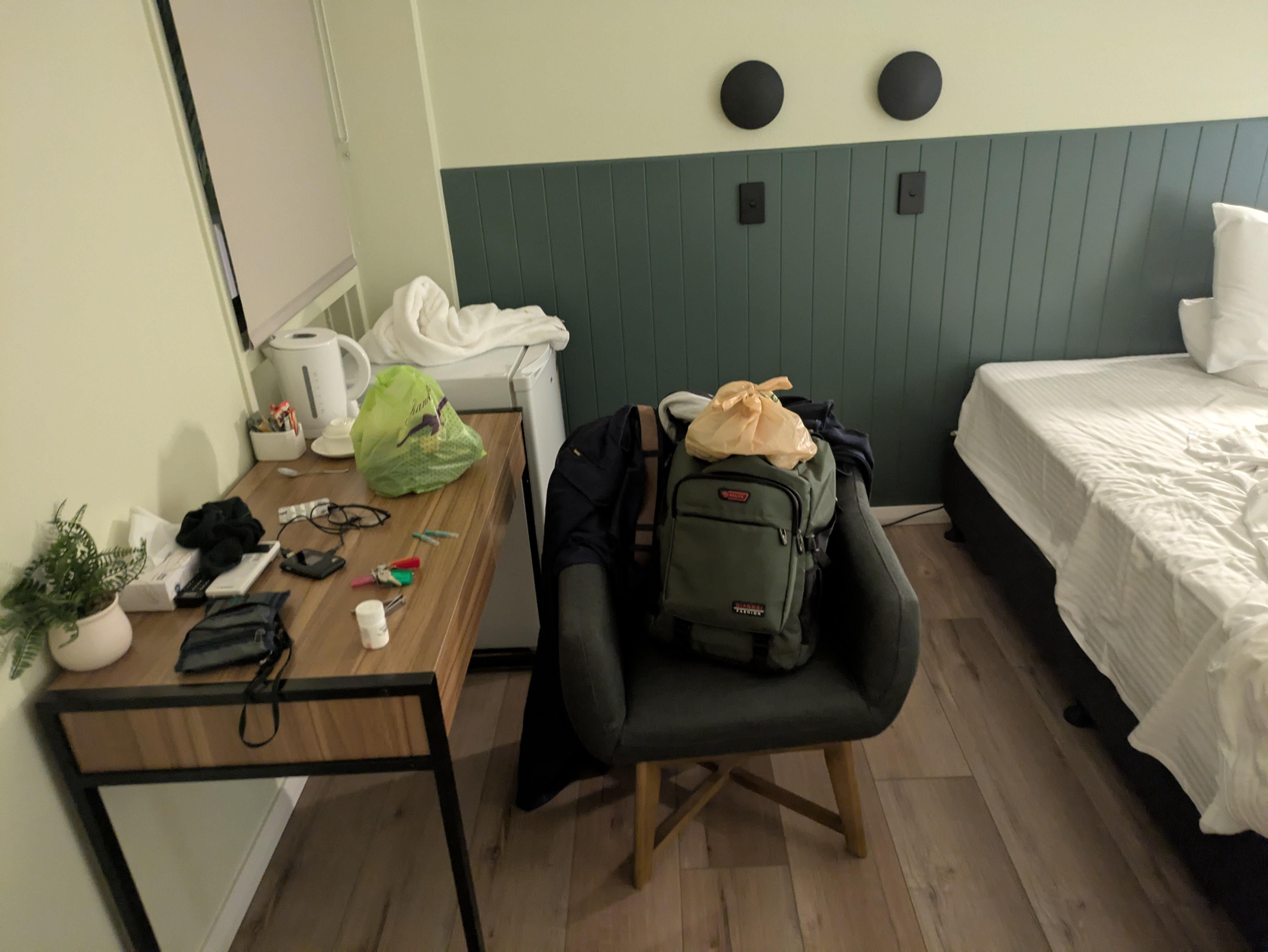 Póorly furnished room