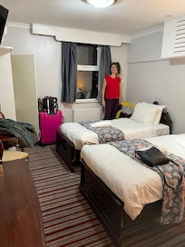 Clean room. Big mirror. Stafety deposit.