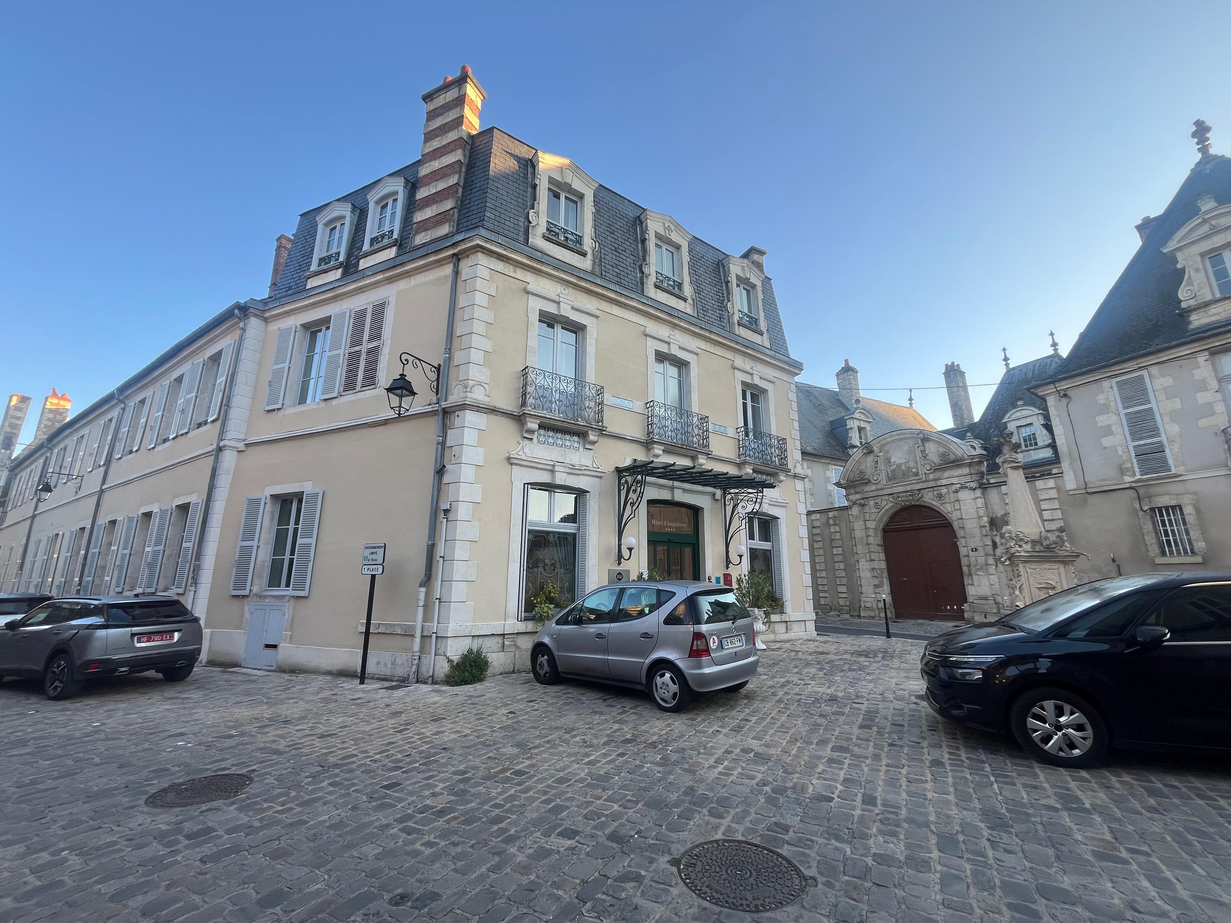 Idéalement situé angle rue jacques coeur