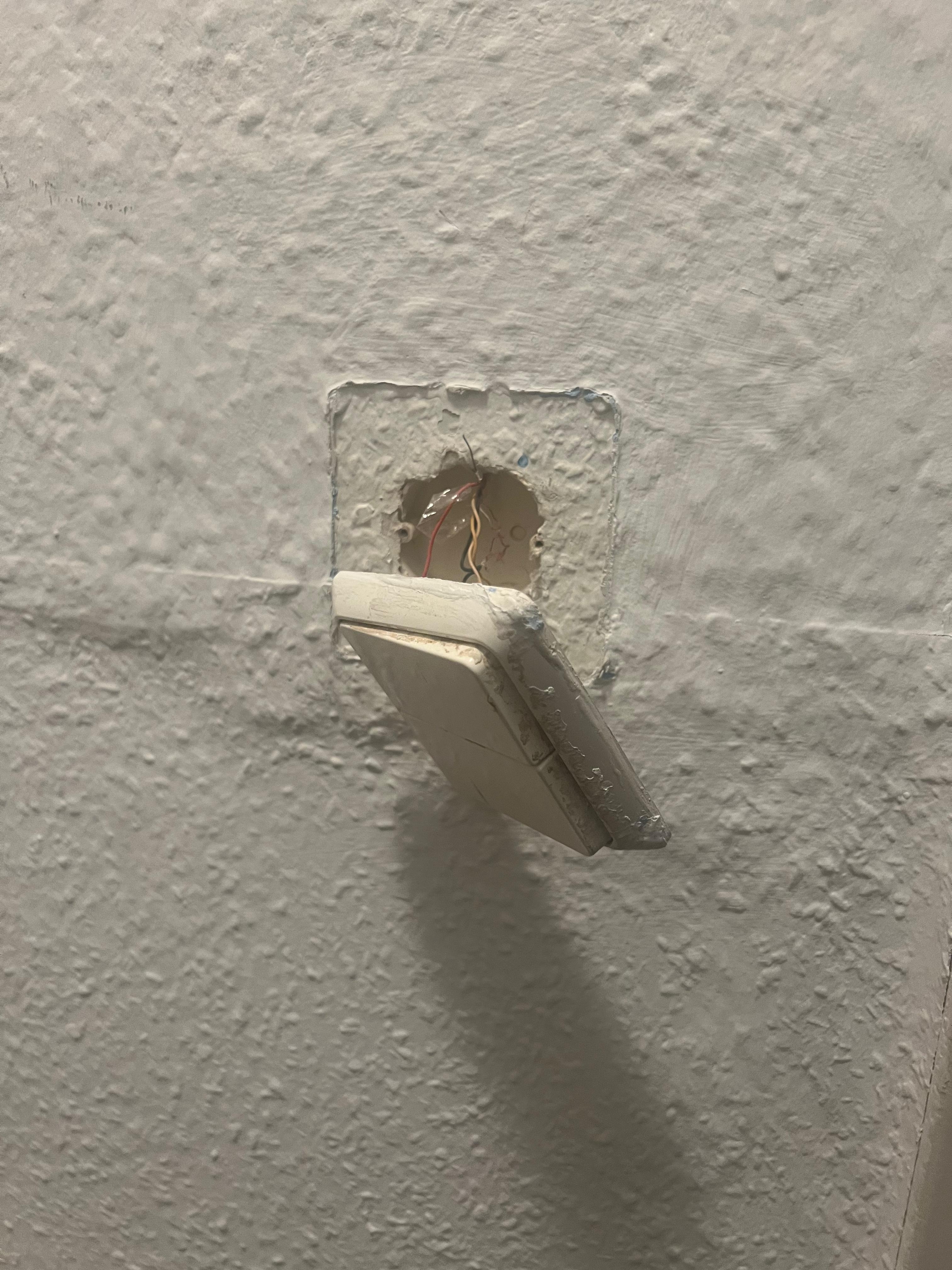 Herausgerissene Steckdose. Lebensgefahr. 