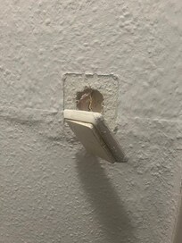 Herausgerissene Steckdose. Lebensgefahr.