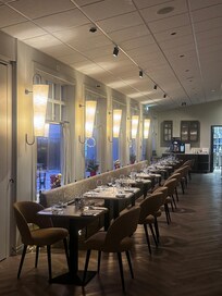 Breakfast area/dining room.