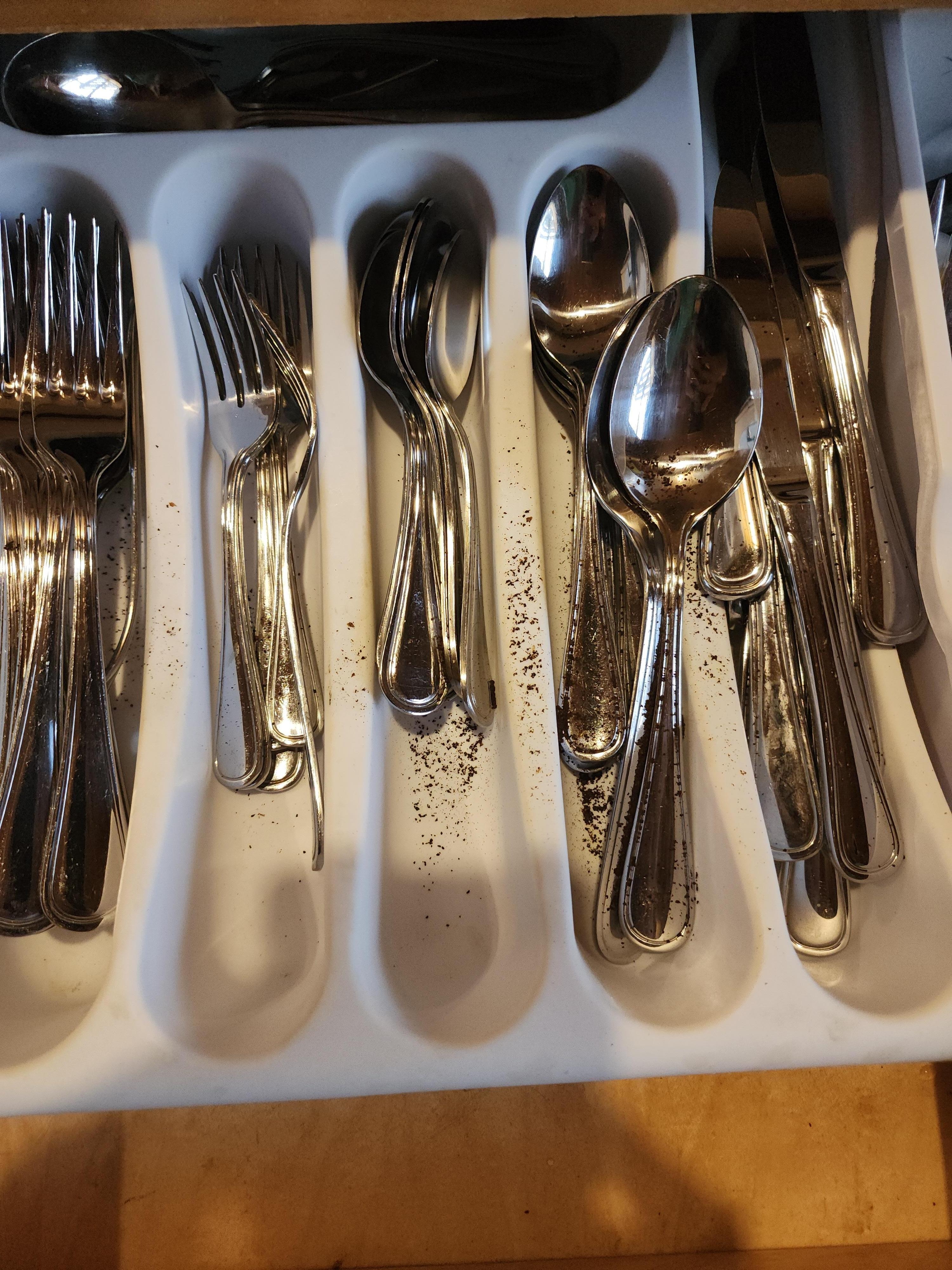 Coffee grounds in silverware 