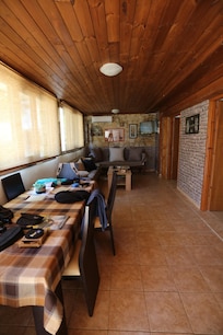 Wohnraum. Beide Schlafzimmer zweigen rechts davon ab.