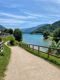 Blick vor der Tür zum See.