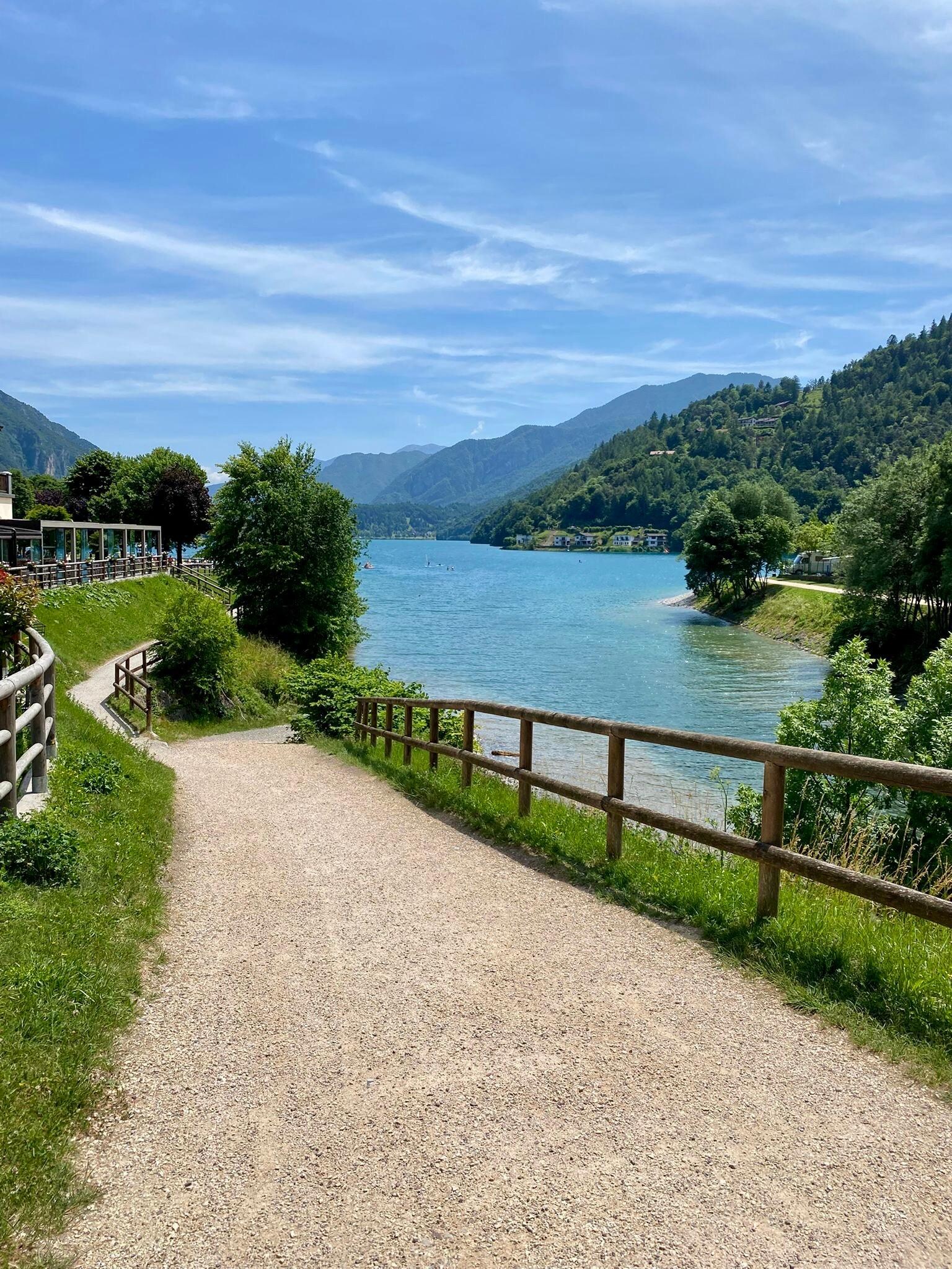 Blick vor der Tür zum See.