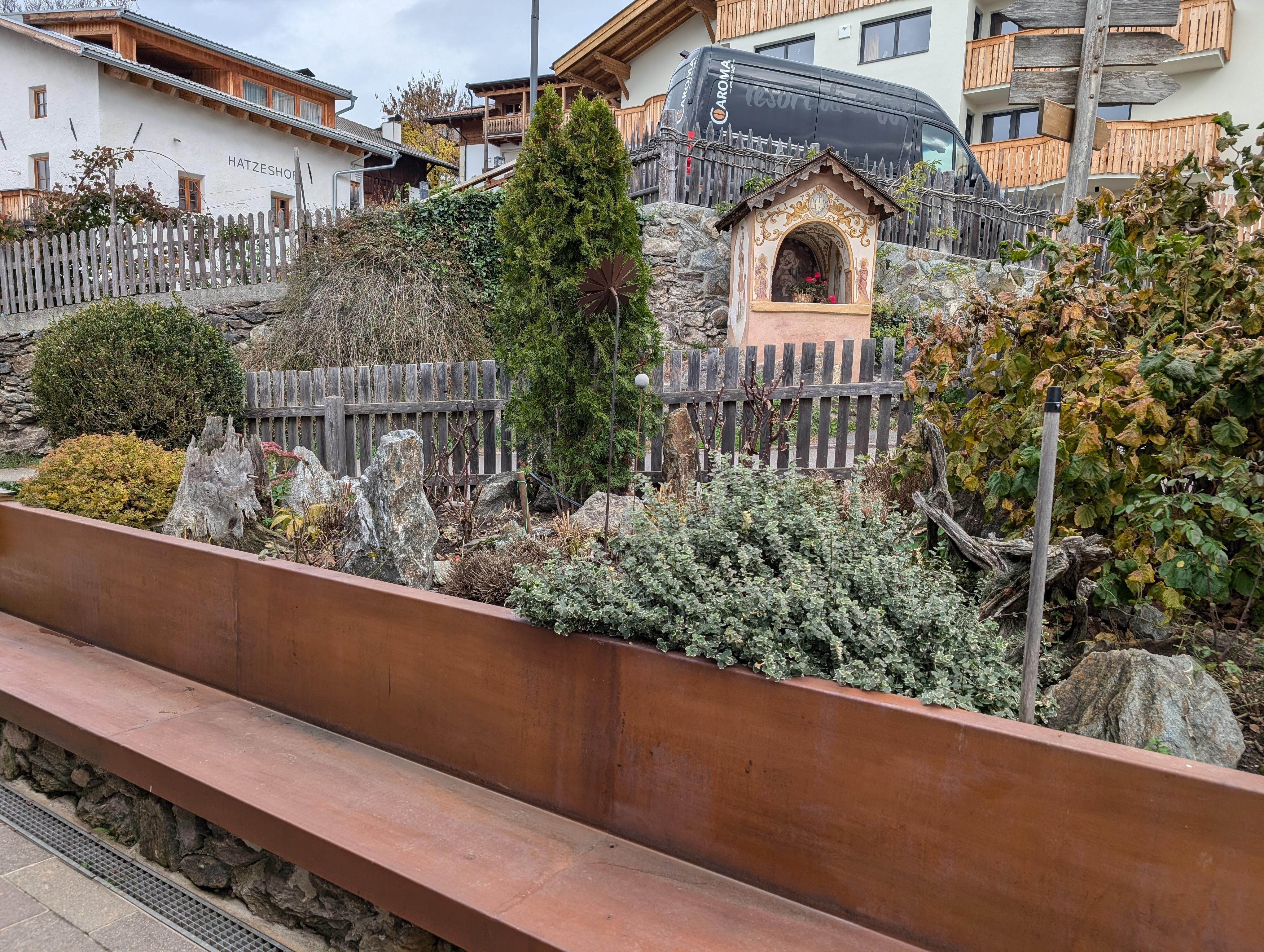 A welcoming landscape in front of the rental. Lovely and inviting!