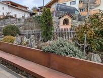 A welcoming landscape in front of the rental. Lovely and inviting!