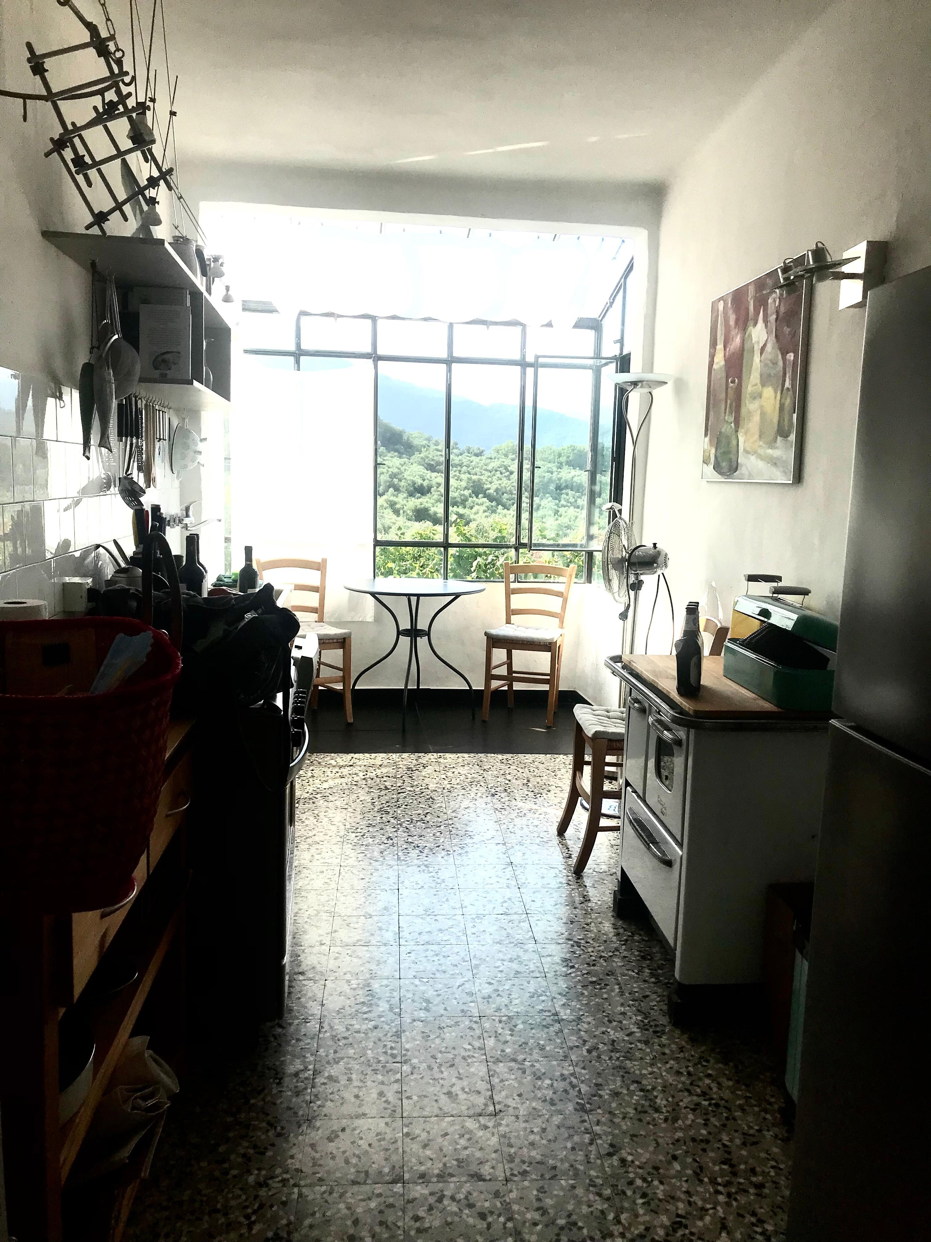 Die Küche ist hell und beim Kochen hat man tollen Weitblick 