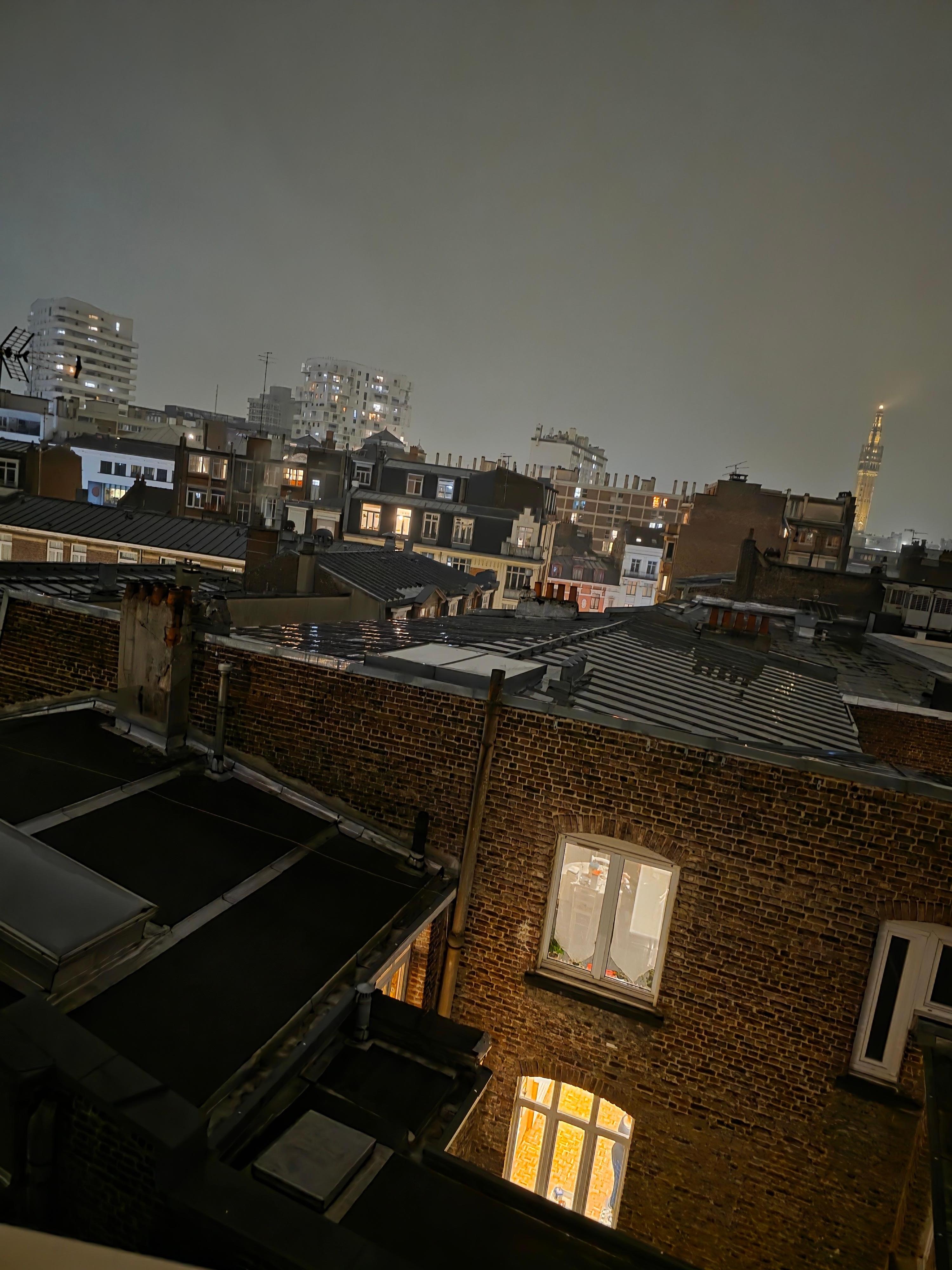 Vue de la fenêtre de la chambre au sixième