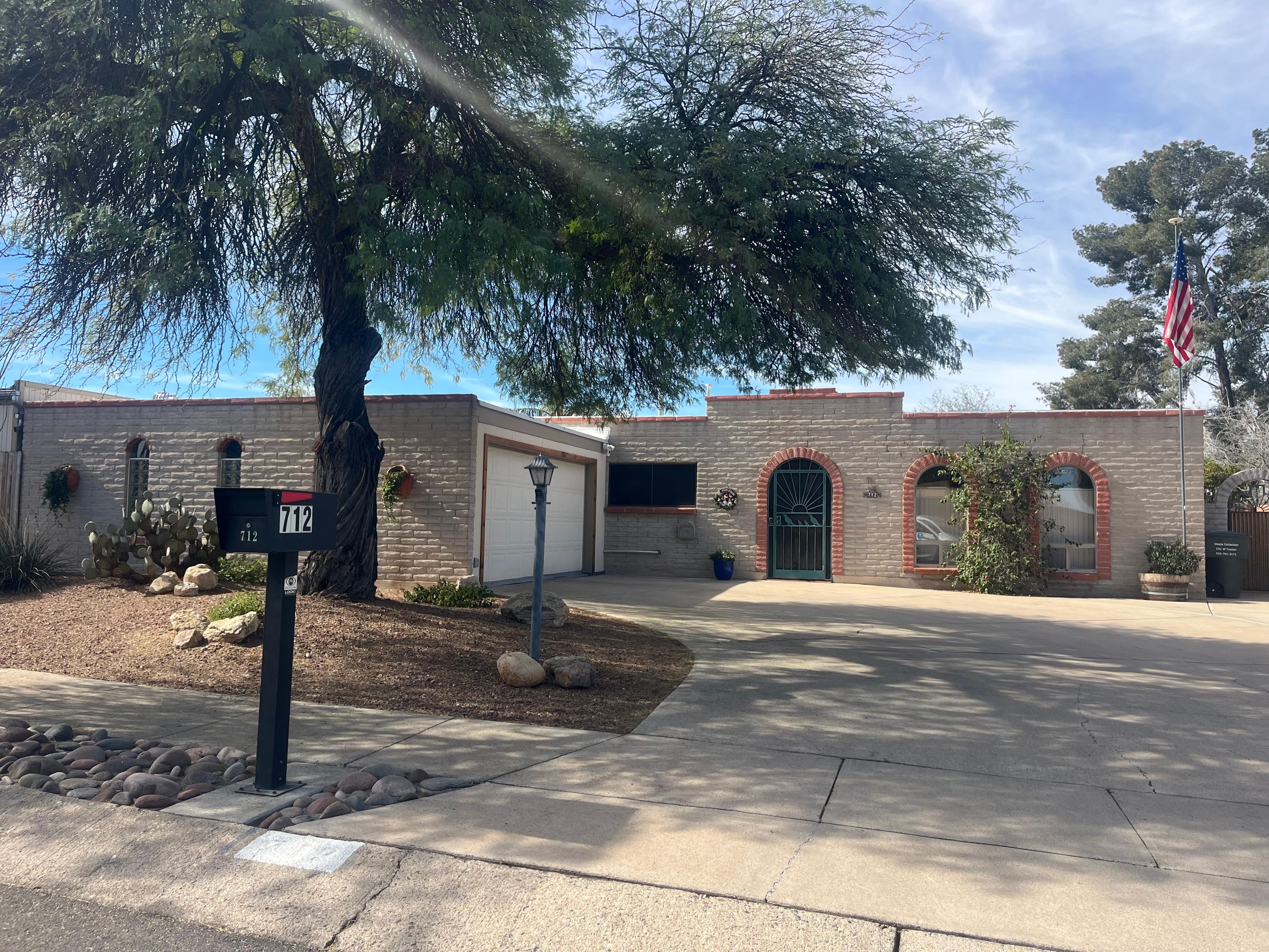 Nice neighborhood and we could park 
In the garage