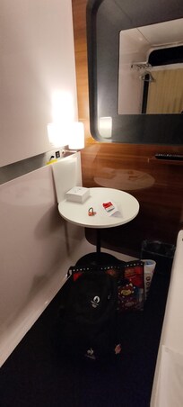 室内にはテーブルと鏡がある。