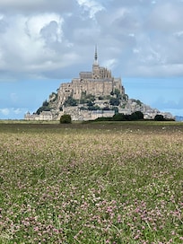 Mont-saint-Michel à 1 heure.