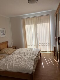 1. Schlafzimmer mit Kleiderschrank