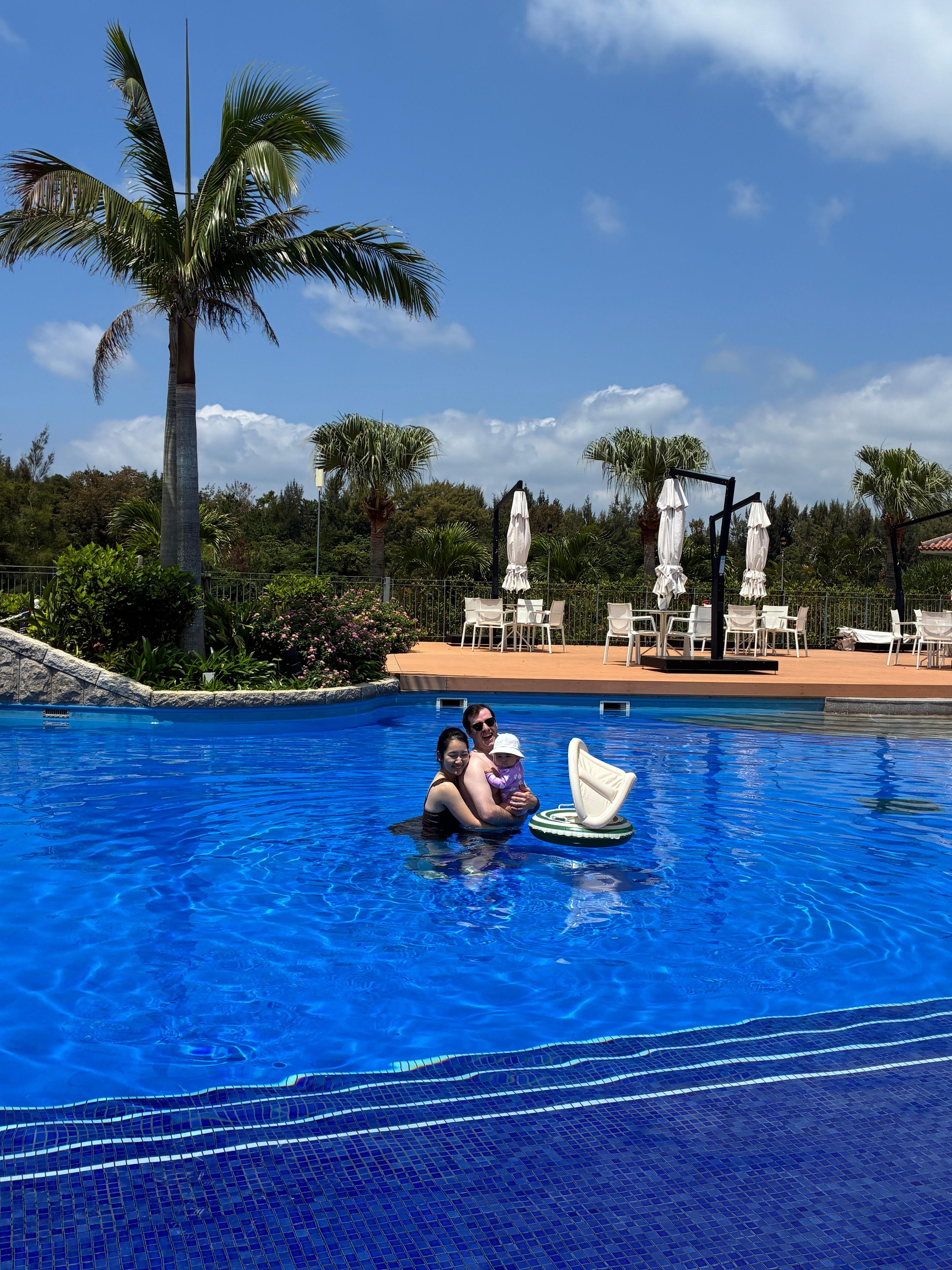 ファミリーでプール遊び