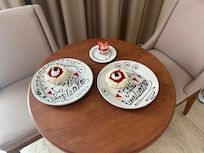 Fuimos a festejar nuestros cumpleaños y muy atentos nos llevaron estas amhenidades a nuestra habitación
