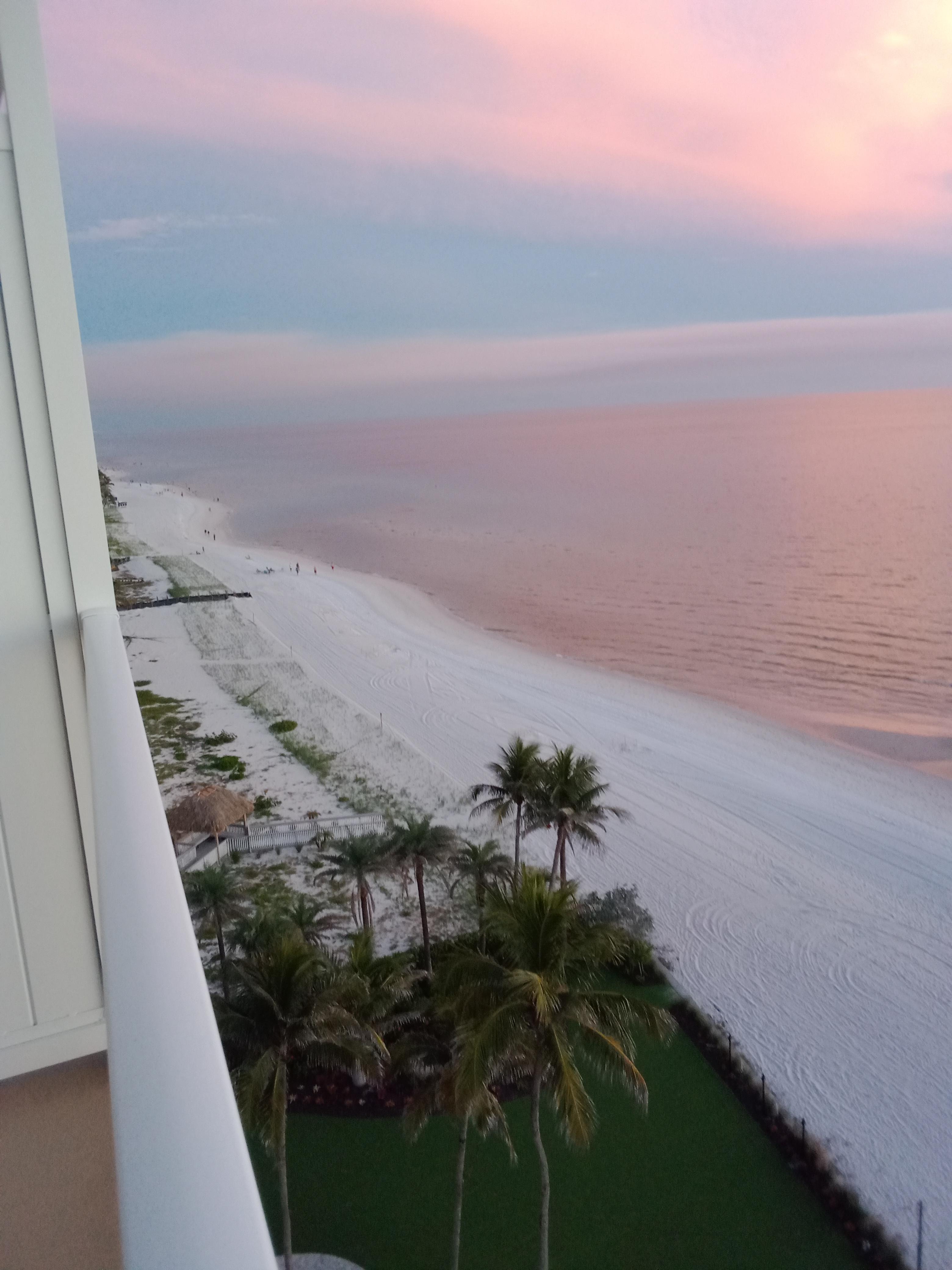 Beautiful view to the South from the 9th floor! I would have given all five stars but when I was there they were running motors to clean out something underground and it was for one full day. Otherwise everything was perfect.