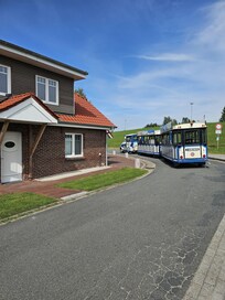 Staßenbahn fährt durch Horumersiel