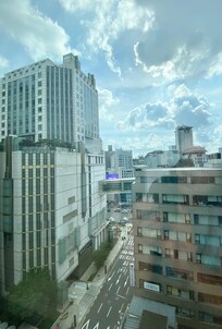 ホテル窓から、左の高いビルがロッテ百貨店