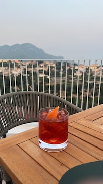 Um Negroni com uma bela vista de Ravello da sacada do hotel