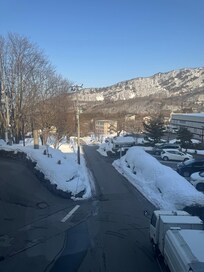 Path to the slopes on the side of the second building. There is a bridge. Hotel is called Tokyo Kokusai.