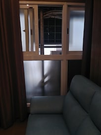 窓の外は室外機