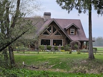 Very beautiful log home.
