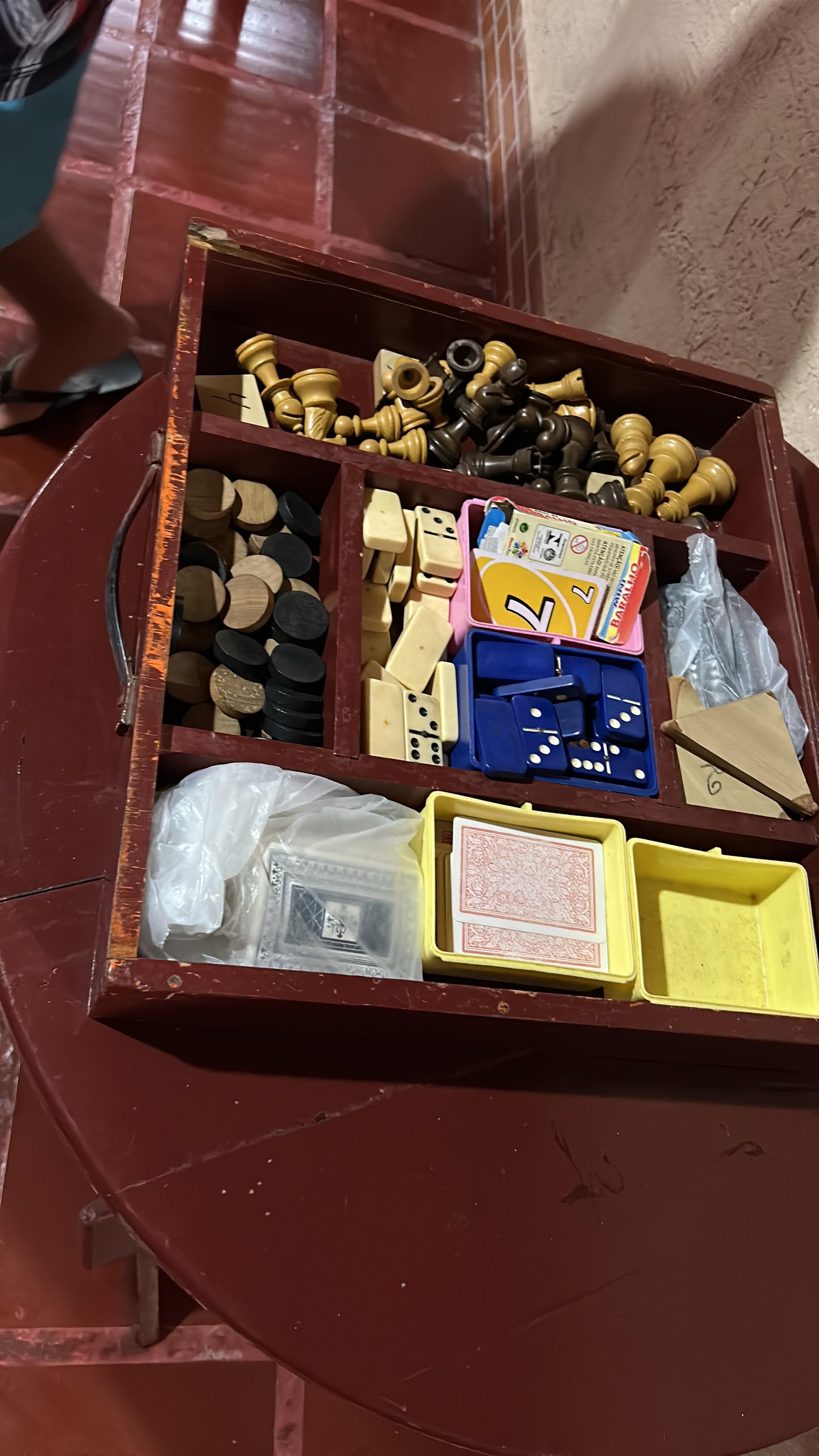 Jogos de tabuleiro, máquina de fliperama no salão de jogos. Não tirei foto do quarto. Mas super limpo e funcional. Precisa levar roupas de cama e toalha, não estava claro no anúncio e tivemos que pagar taxa.