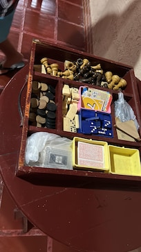 Jogos de tabuleiro, máquina de fliperama no salão de jogos. Não tirei foto do quarto. Mas super limpo e funcional. Precisa levar roupas de cama e toalha, não estava claro no anúncio e tivemos que pagar taxa.