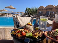 Pranzo a bordo piscina. Grigliata di pesce al top