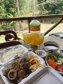 Almoço na varanda do chalé (a pousada não oferece alimentação além do café da manhã)