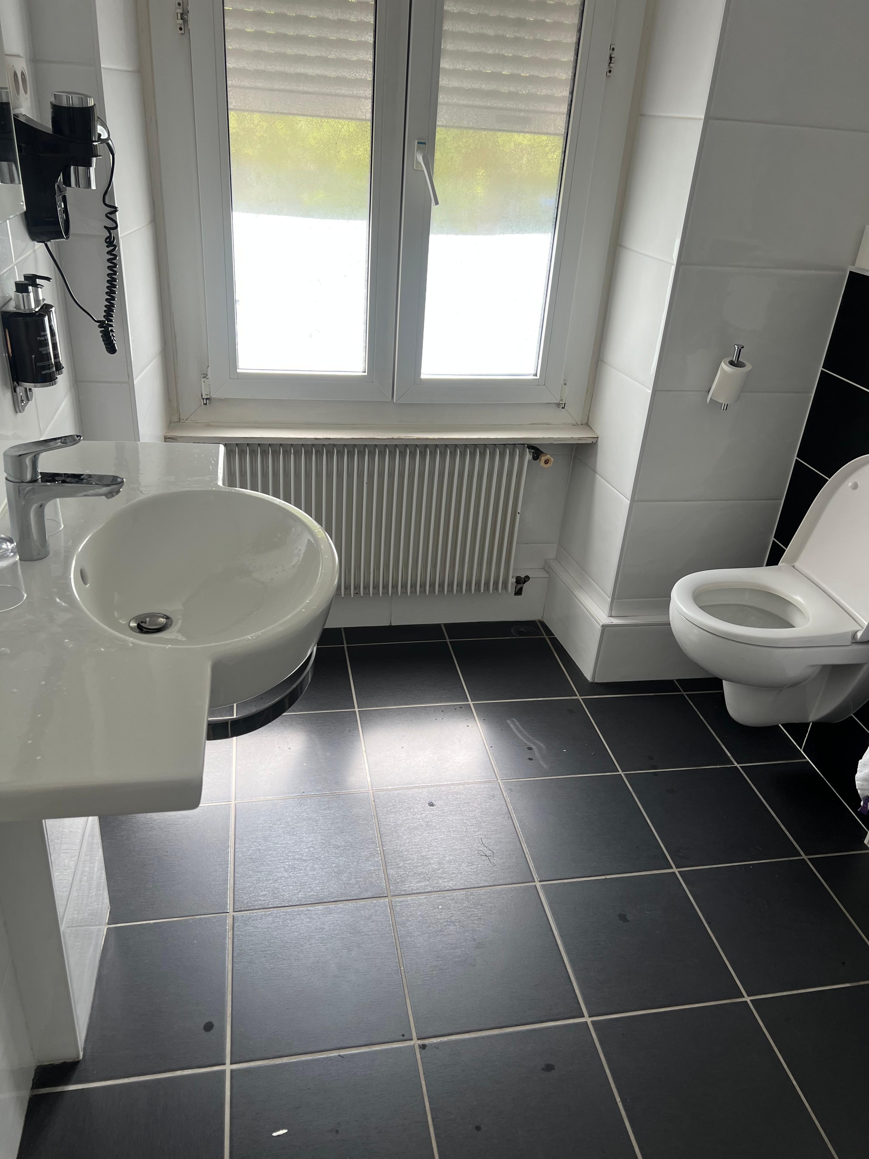 Spacious bathroom 