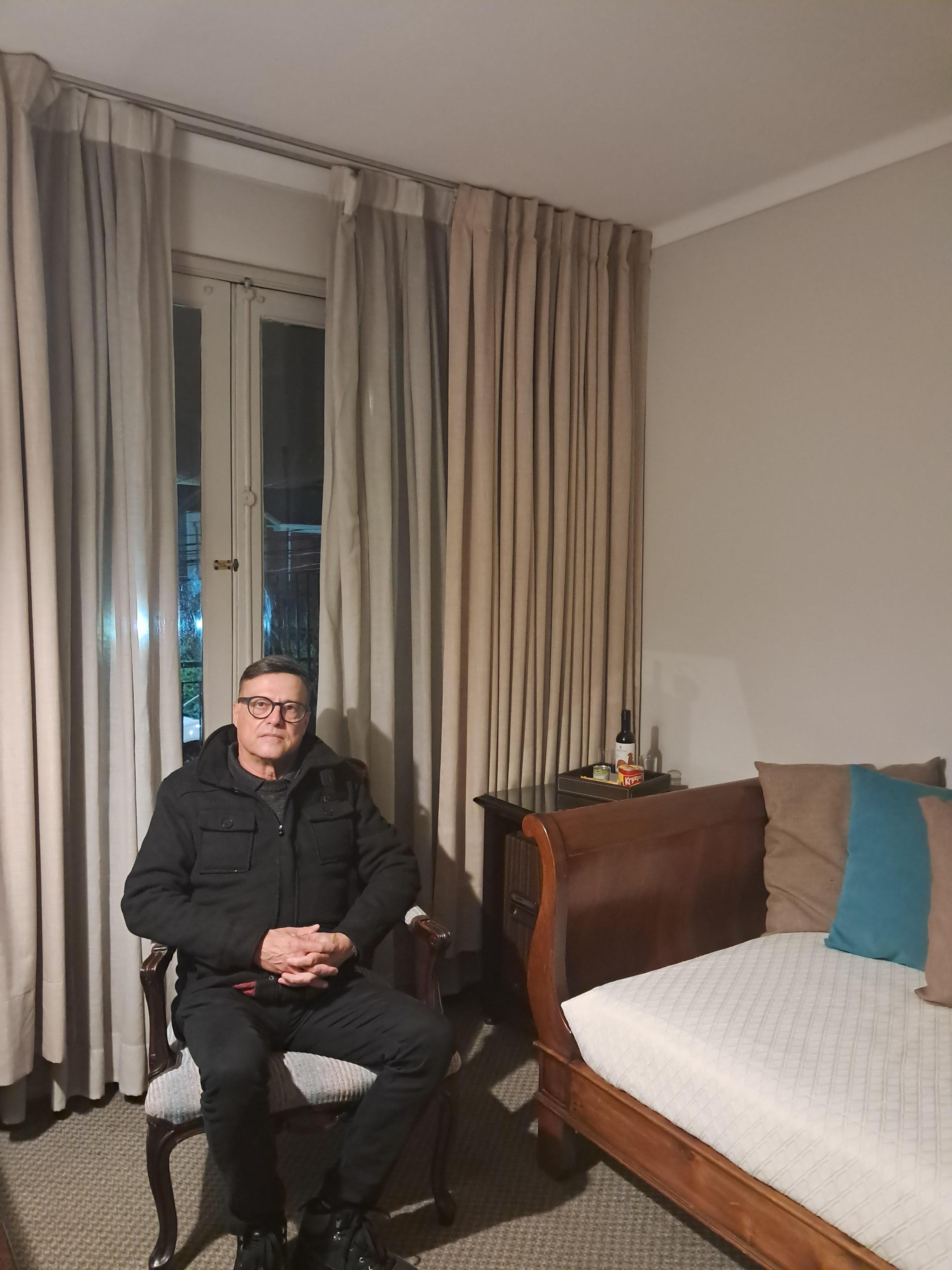 Sala do apartamento. Fica anexa ao quarto. Excelente para quem precisa trabalhar durante a viagem. 