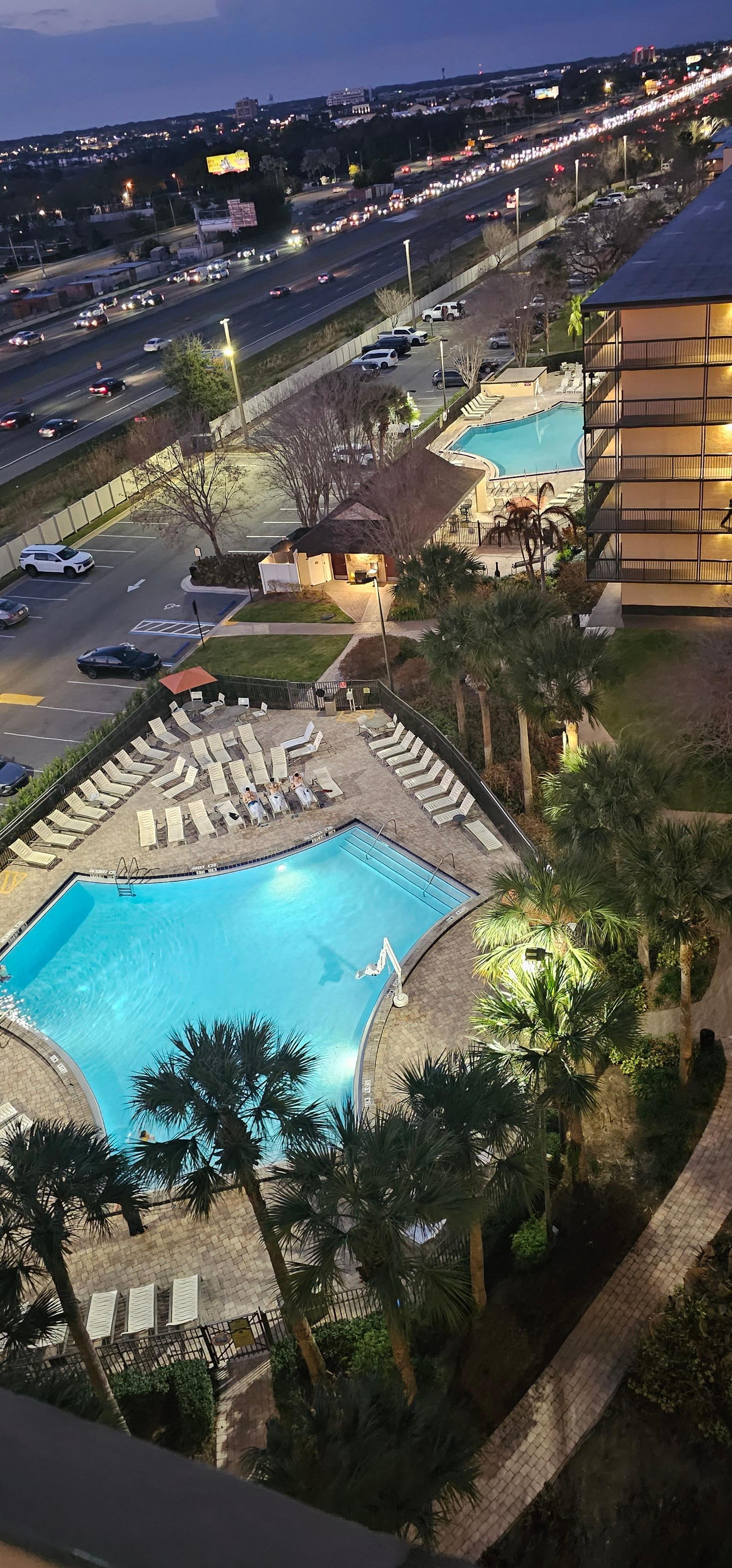 Vista desde el piso 10 hacia la piscina frente a la torre G