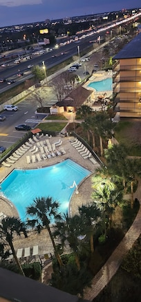 Vista desde el piso 10 hacia la piscina frente a la torre G