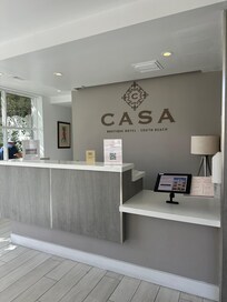 Entrée accueillante qui laisse imaginer des chambres somptueuses, juste une illusion ! Jamais personne à l’accueil