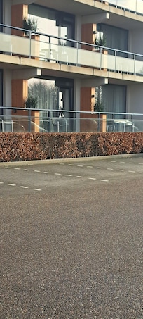 Het balkon is op de zonkant