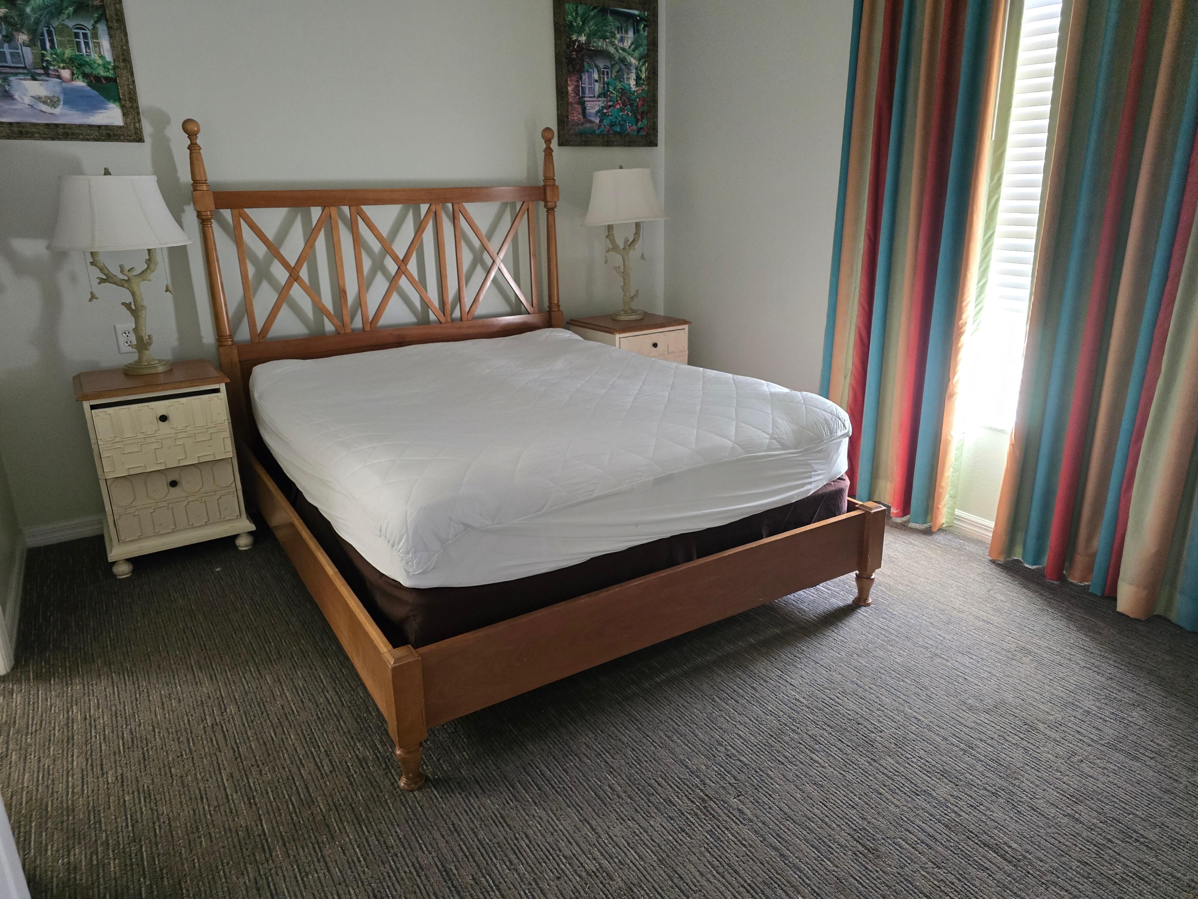 Queen bed. Was comfortable but squeaky