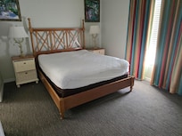 Queen bed. Was comfortable but squeaky