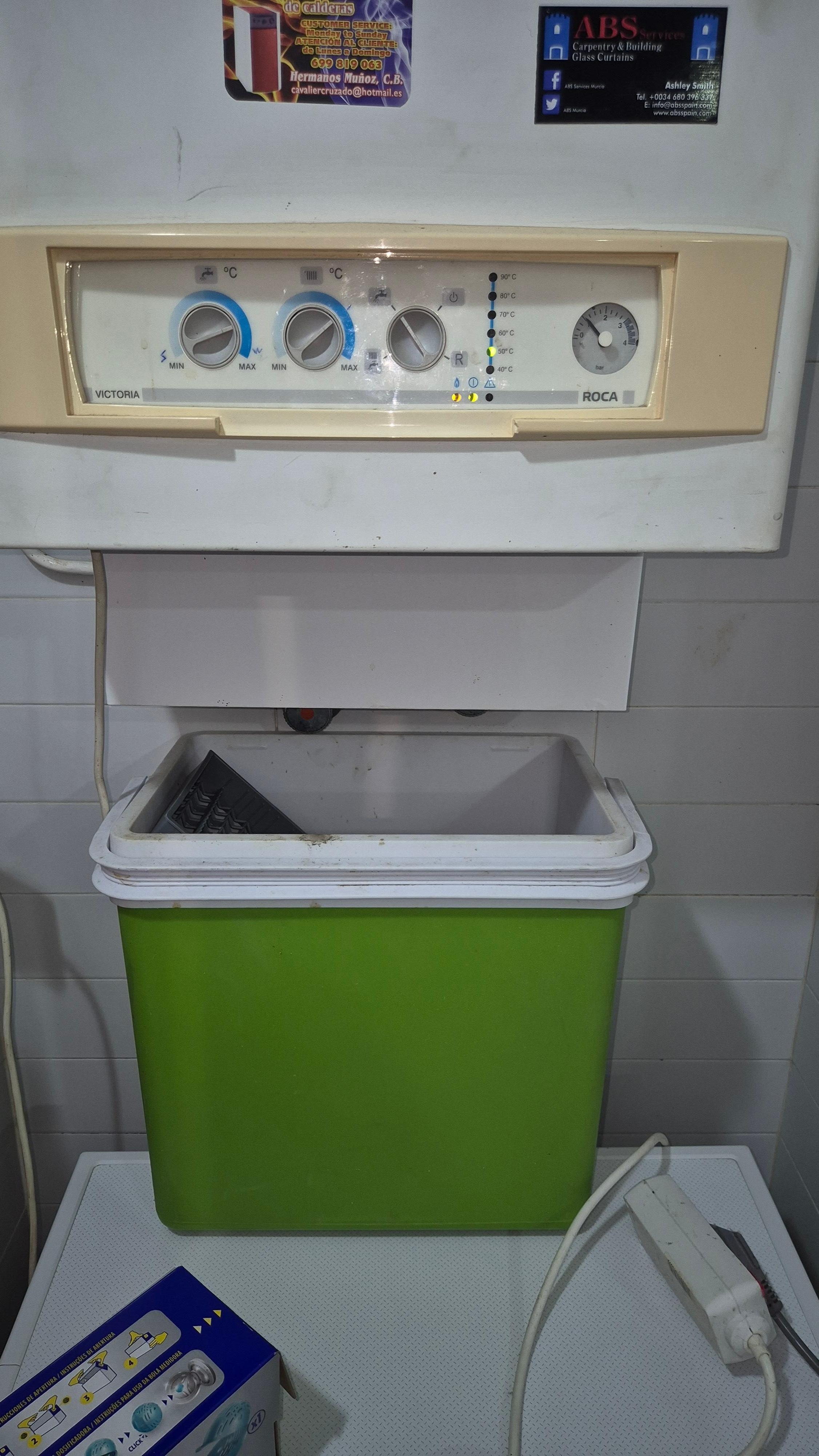 Leaking gas heating system with an ice box under as a drainage