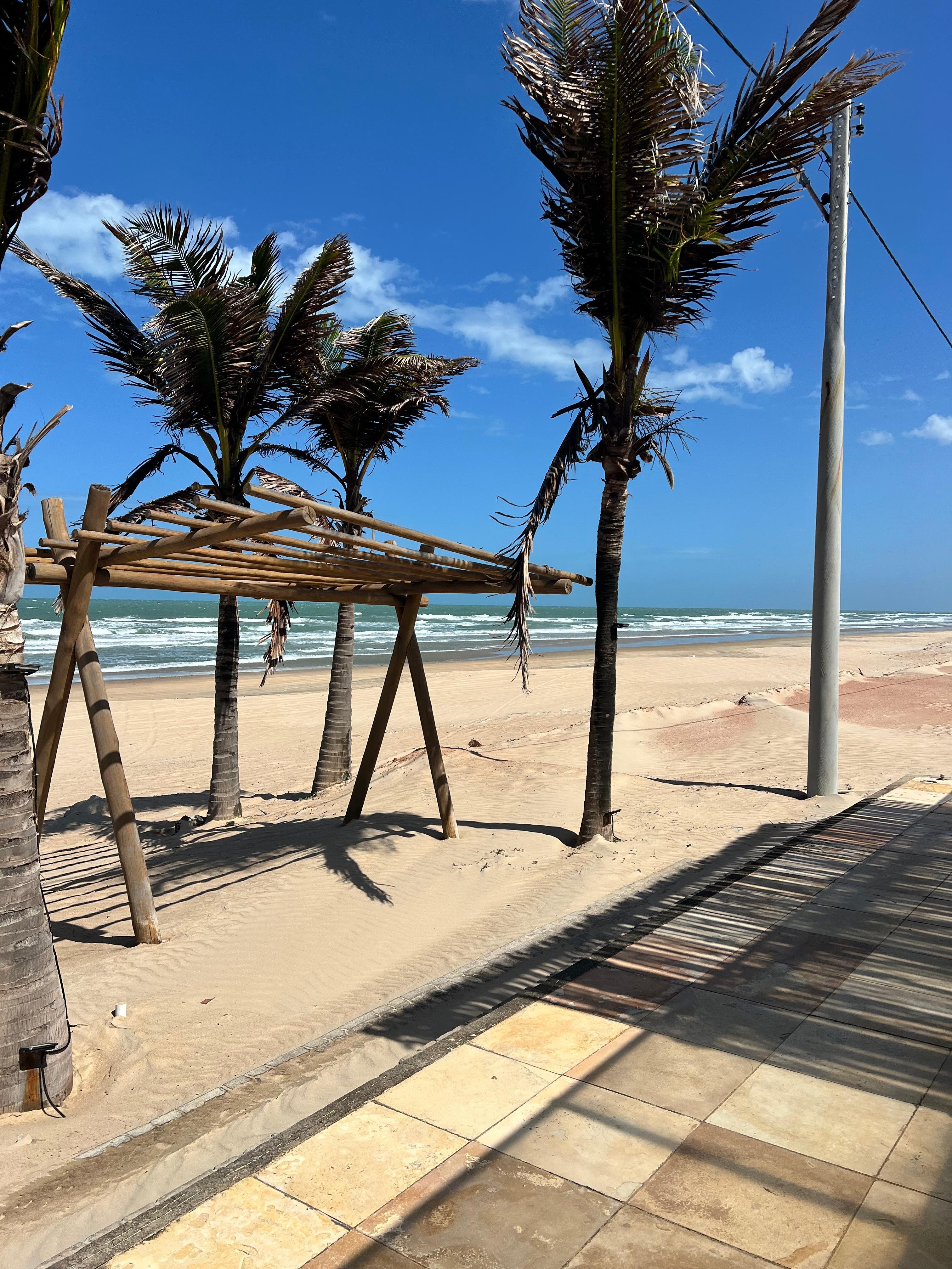 O mar com água fria pra morna. Ótimo pra tomar banho. Praia reservada. 