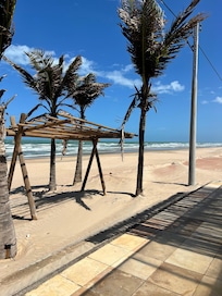 O mar com água fria pra morna. Ótimo pra tomar banho. Praia reservada.